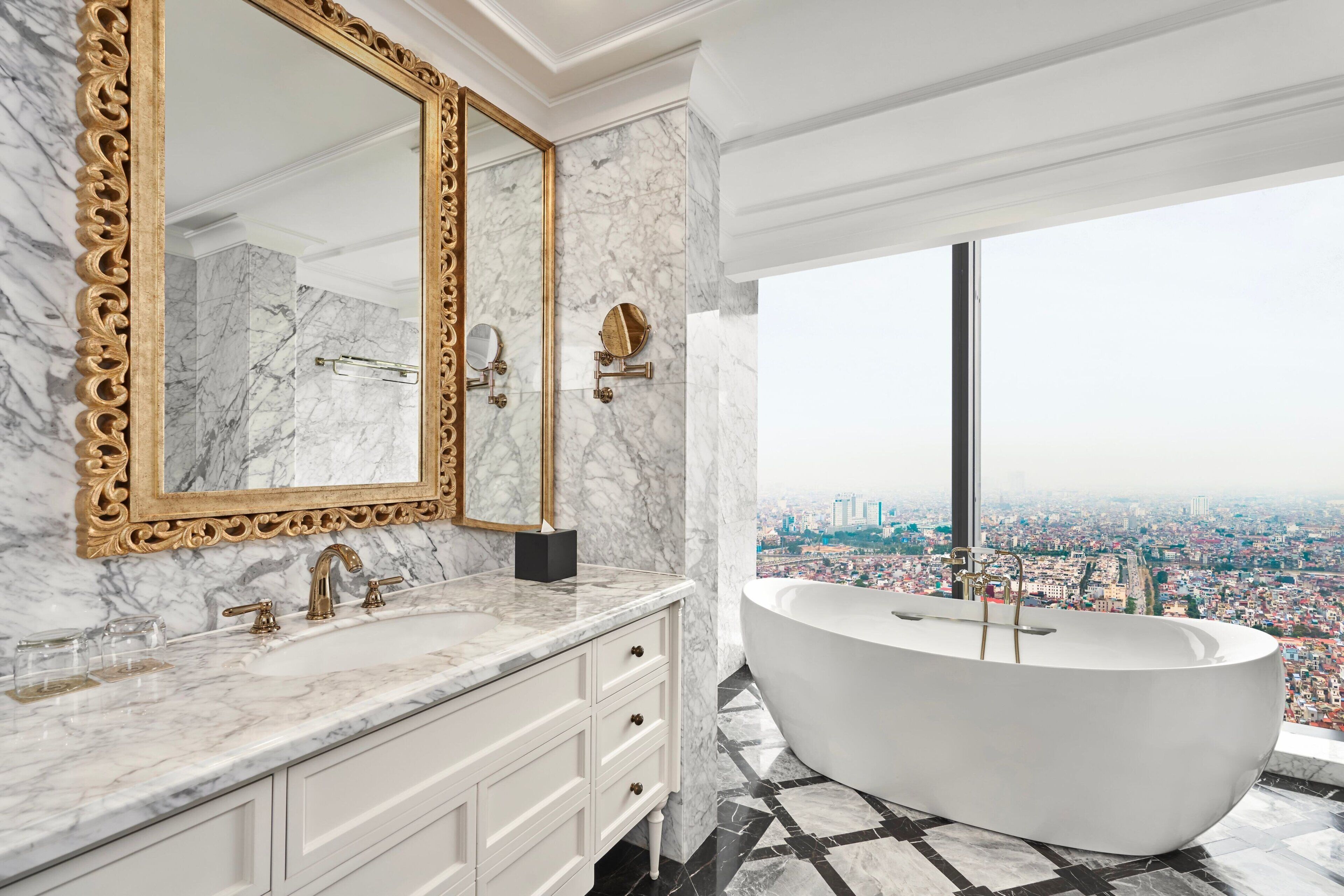 presidential suite, 1 double bed (view) | bathroom | combined shower/bathtub, free toiletries, hair dryer, bathrobes