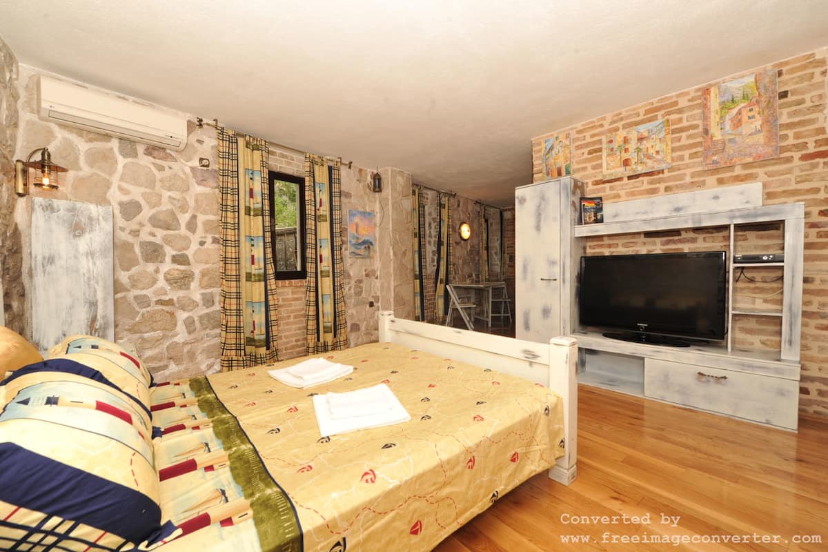 Deluxe Apartment, 1 King Bed, Mountain View | Blackout drapes, WiFi (free), bed sheets