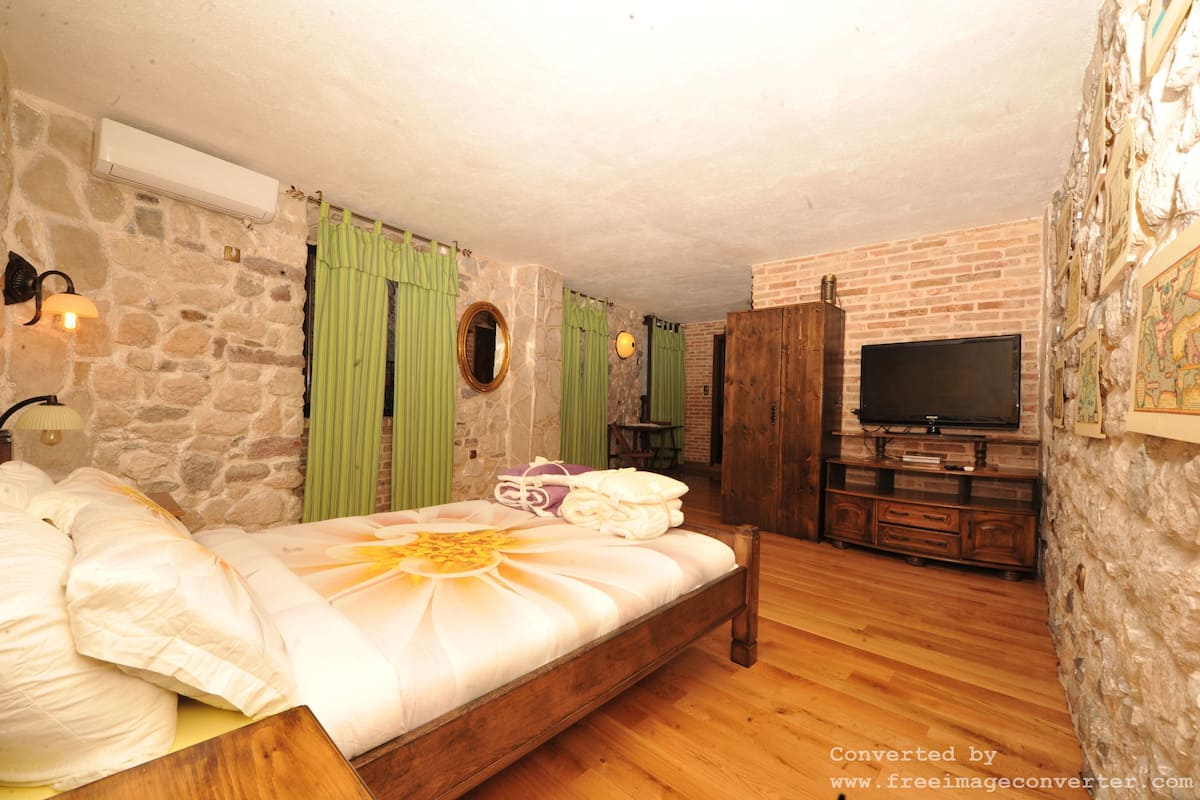 Design Apartment, 1 King Bed, Balcony, Partial Sea View | Blackout drapes, WiFi (free), bed sheets