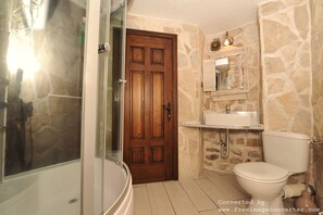 Deluxe Apartment, 1 King Bed, Mountain View | Bathroom