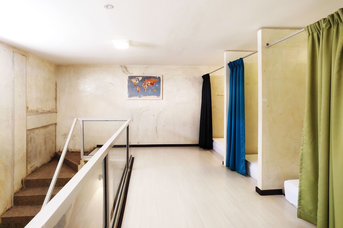 Un escalier avec une rampe en verre menant à un palier.
