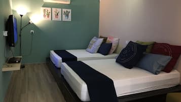 Habitación Confort con 2 camas individuales, 2 camas Queen size, baño compartido | Cortinas blackout, tabla de planchar con plancha y wifi gratis