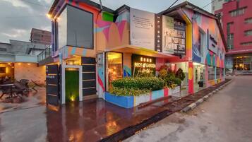 Vista frontal de la propiedad