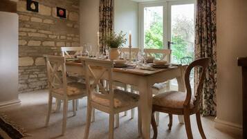 Luxury Cottage, Private Bathroom | Dining