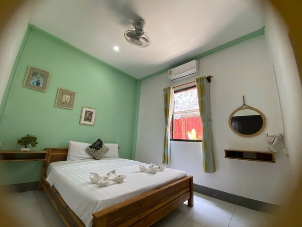 Economy Double Room, 1 Double Bed, Non Smoking | In-room safe, desk, blackout drapes, soundproofing
