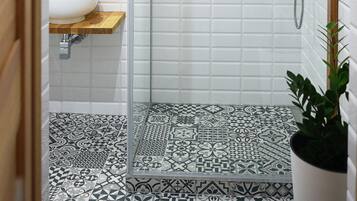 Premium Apartment (713) | Bathroom | Shower, rainfall showerhead, designer toiletries, hair dryer