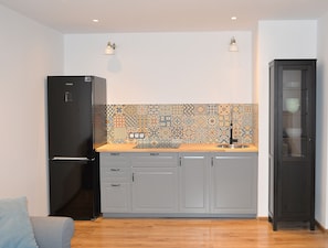 Premium appartement (304) | Privékitchenette | Een koelkast/vriezer, een magnetron, een kookplaat, een espressoapparaat