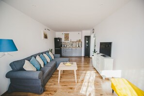 Premium Apartment (304) | Living area | TV, Netflix, DVD player, books - Komplex Apartamenty Europa Sosnowiec (Sosnowiec)