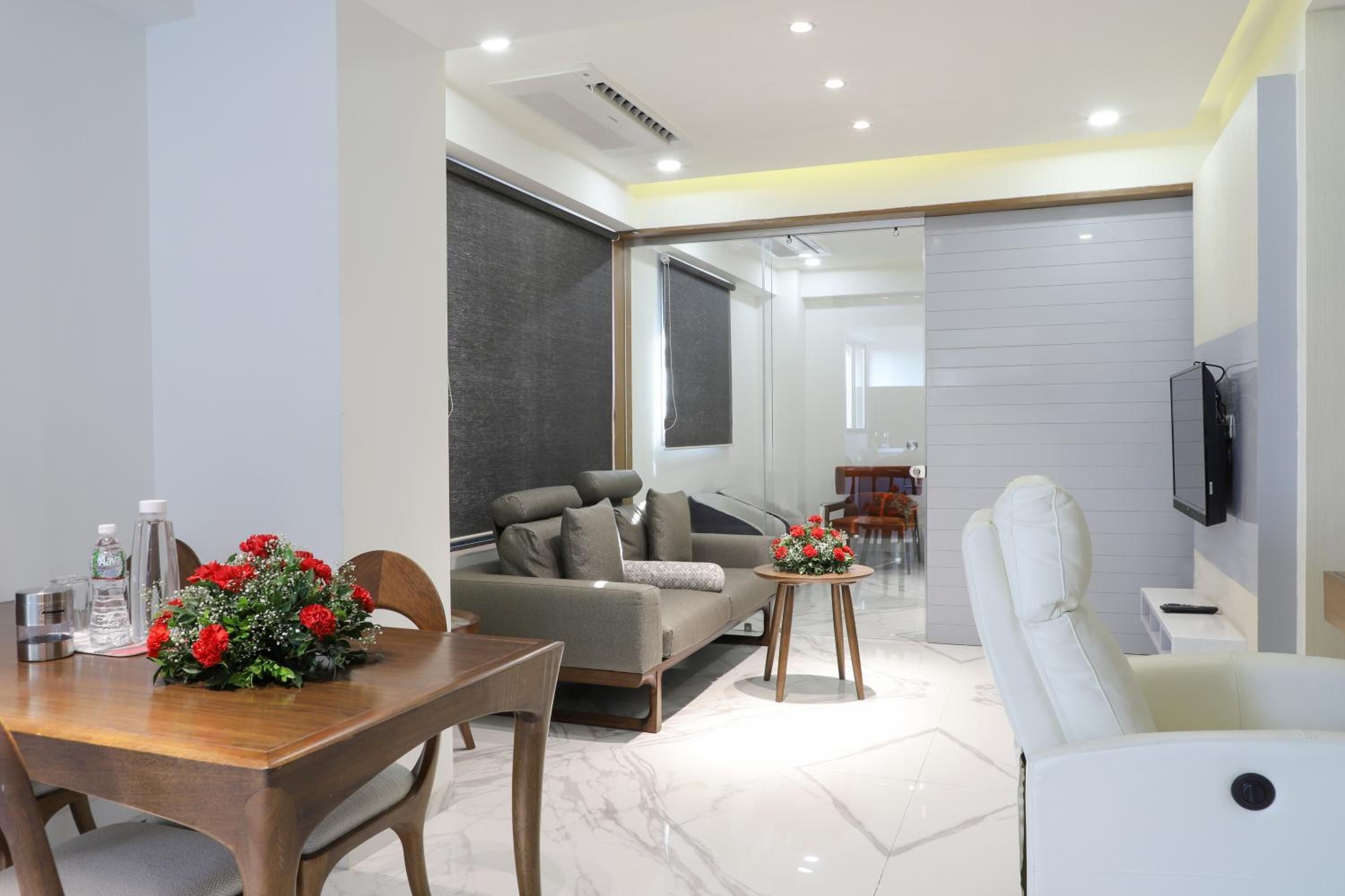 Televisión LED y chimenea 