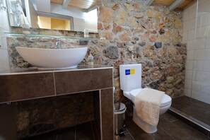 Maison Traditionnelle, 1 trÚs grand lit et 1 canapé-lit, non-fumeurs, vue montagne | Salle de bain | SÚche-cheveux, serviettes fournies
