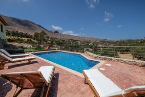 Seasonal outdoor pool, pool umbrellas, pool loungers - Village chania (Platanias)
