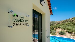 A villa named Charoupia Xapoitia with a clear view of a swimming pool and surrounding landscape. - Village chania (Platanias)
