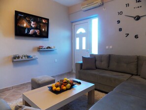 Deluxe Apartment, Beach View | Living room | Flat-screen TV, fireplace, heated floors - Blue Moon Apartments (Ksamil)