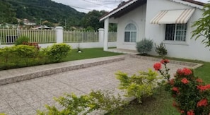 Property grounds - Private and Cozy home (Montego Bay)