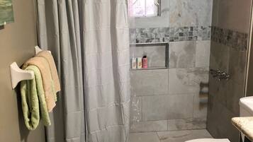 Basic House, 2 Bedrooms, Non Smoking | Bathroom | Free toiletries, towels, shampoo