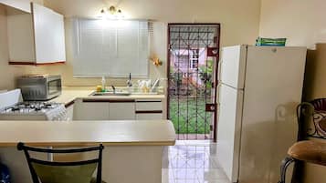 Full-sized fridge, microwave, oven, stovetop