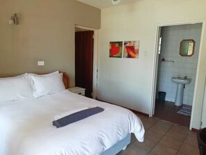 Phòng Suite dành cho gia đình | Trang bị nội thất với thiết kế riêng biệt, bàn, phòng cách âm 