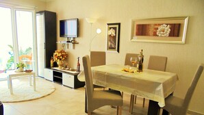 Comfort-Apartment, Meerblick | Essbereich im Zimmer