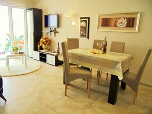 Comfort Apartment, Sea View | In-room dining