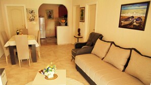 Comfort-Apartment, Meerblick | Wohnbereich | Flachbildfernseher