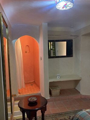 Habitació triple familiar, diversos llits, accessible, no fumadors | Bany | Dutxa, barnussos, bidet i tovalloles 
