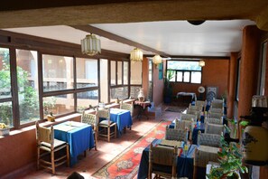 아침 식사, 점심 식사, 저녁 식사 제공, 현지 요리