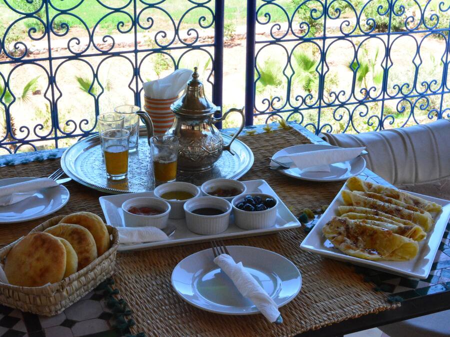 Desayuno con opciones de la cocina local incluido todos los días