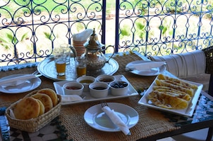 Café da manhã com pratos da culinária local grátis todos os dias