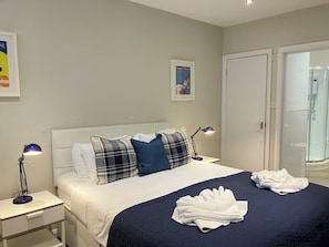 2 quartos, ferros/tábuas de passar roupa, acesso à internet