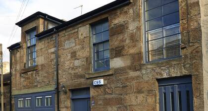 Lovely spacious 2 bedroom, 2 bathroom Mews Cottage, Glasgow