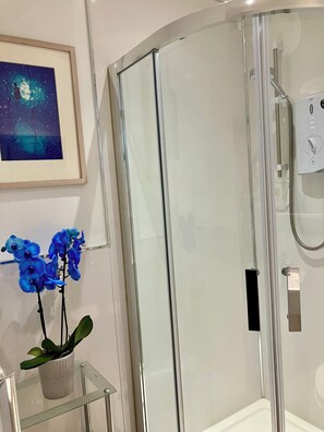 Badekar, hårtørrer, håndklæder, Sæbe