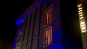 Fachada de la propiedad por la tarde o noche