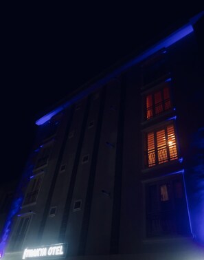 Front of property – evening/night - Blue Trakya Apart (Corlu)
