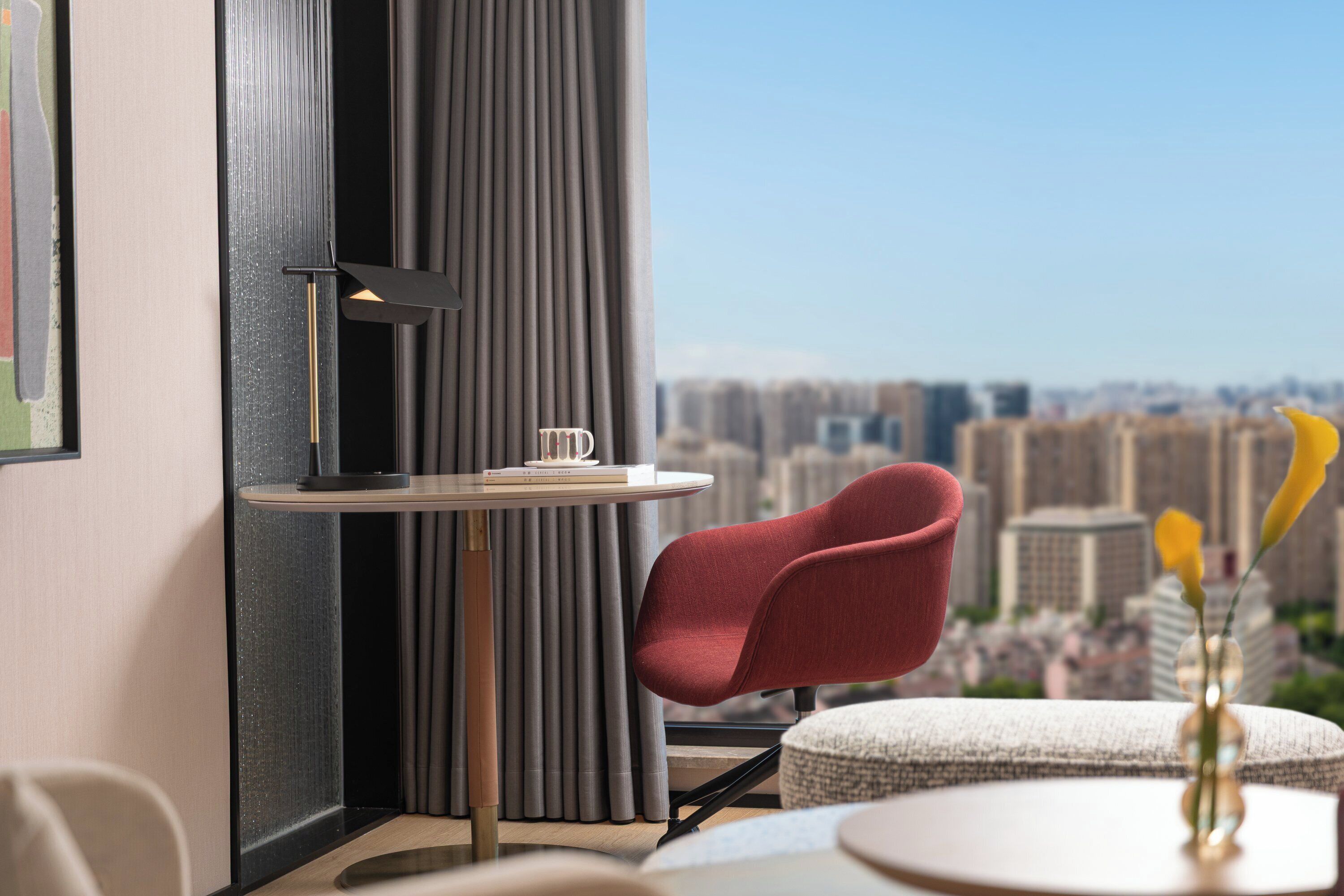 Suite, 1 habitación, cocina, vista a la ciudad (Dining) | Decoración personalizada, escritorio y espacio para trabajar con laptop 