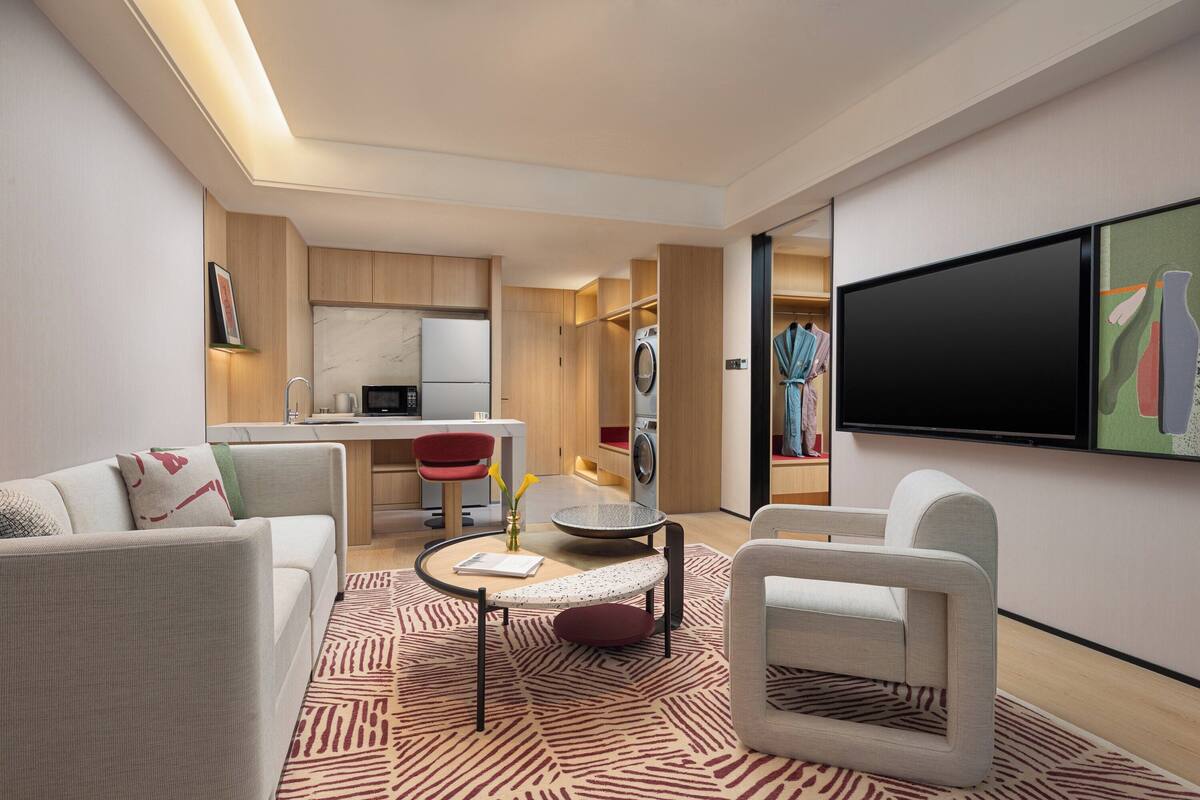 ห้องสวีท, 2 ห้องนอน, ห้องครัว, วิวเมือง (Dining) | โต๊ะทำงาน, พื้นที่ทำงานแบบใช้แล็ปท็อป, ผ้าม่านกันแสง, เตารีด/โต๊ะรีดผ้า