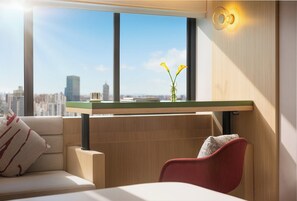 特色装修、办公桌、笔记本电脑工作区、遮光窗帘
