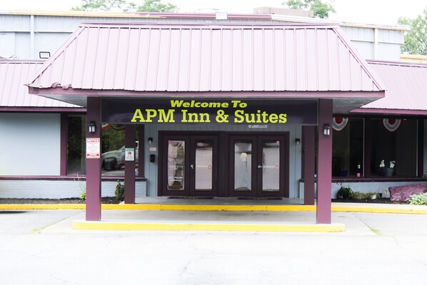 Property entrance - Apm Inn & Suites (Martinsburg)