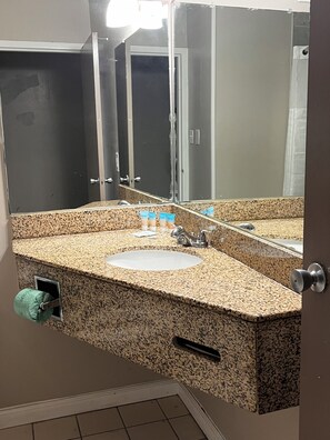 Ducha y bañera combinadas y toallas