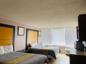 Deluxe-Zimmer, 2 Doppelbetten, Nichtraucher | 1 Schlafzimmer, Schreibtisch, kostenloses WLAN, Bettwäsche