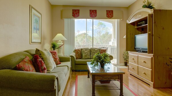 Comfort 3 Bedroom Villa with Pool Access | Living area