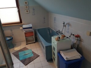 Combinació de dutxa i banyera, assecador de cabells, tovalloles i sabó