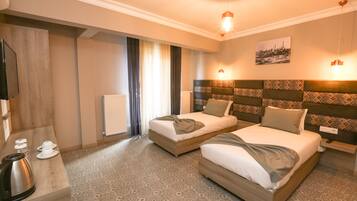 Twin Room | Minibar, desk, blackout curtains, soundproofing