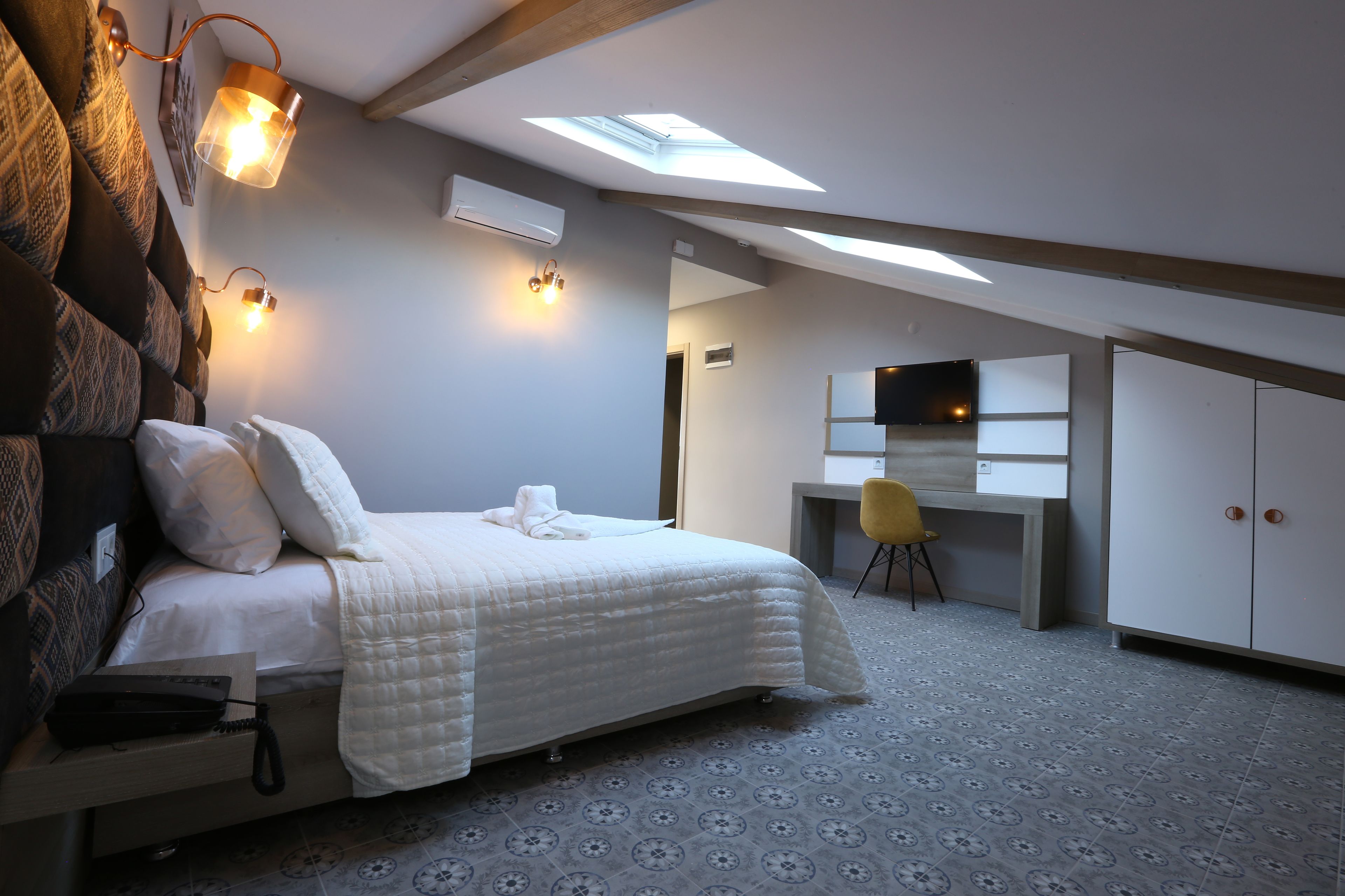 Double Room | Minibar, desk, blackout drapes, soundproofing