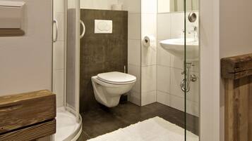 Basic-Doppelzimmer, 1 King-Bett, Nichtraucher | Badezimmer | Dusche, kostenlose Toilettenartikel, Haartrockner, Handtücher