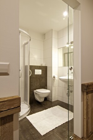 Habitación básica doble, 1 cama de matrimonio grande, no fumadores | Baño | Ducha, artículos de higiene personal gratuitos y secador de pelo