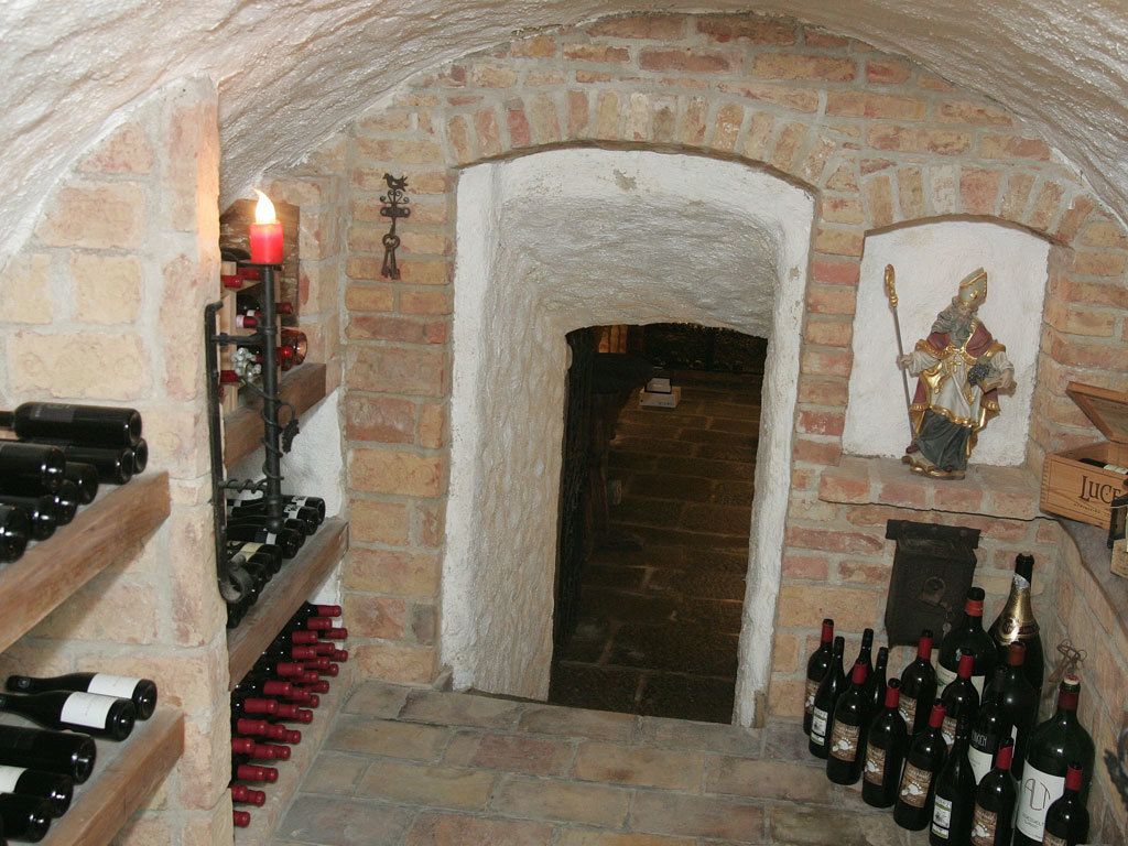 供應早餐、午餐、晚餐；本地及多國菜