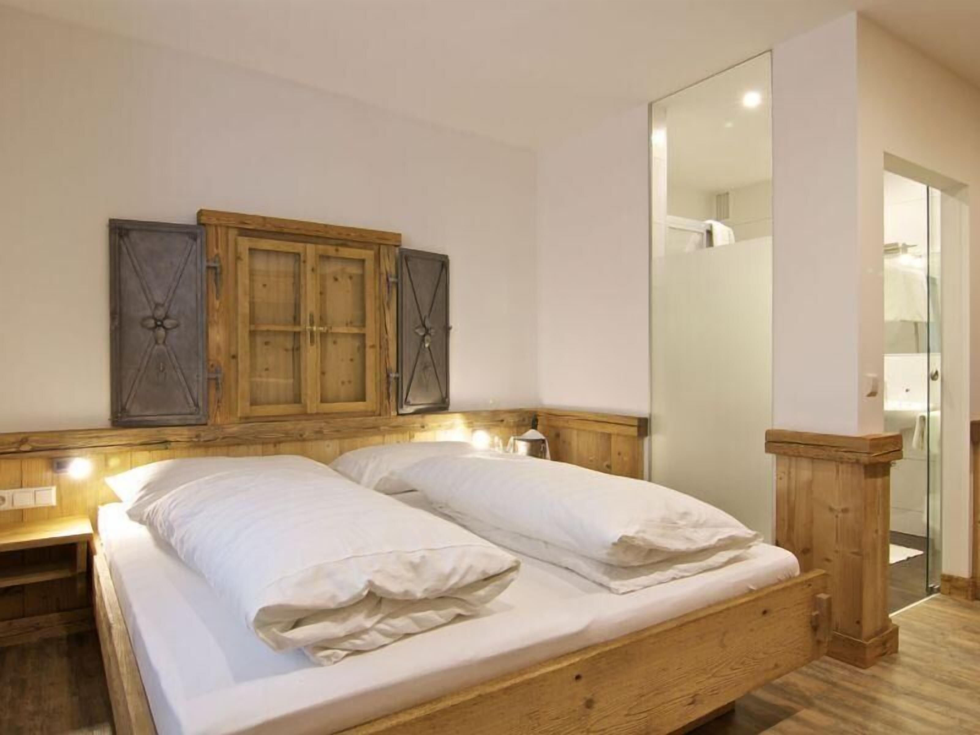 Hypo-allergenic bedding, desk, blackout curtains, free WiFi