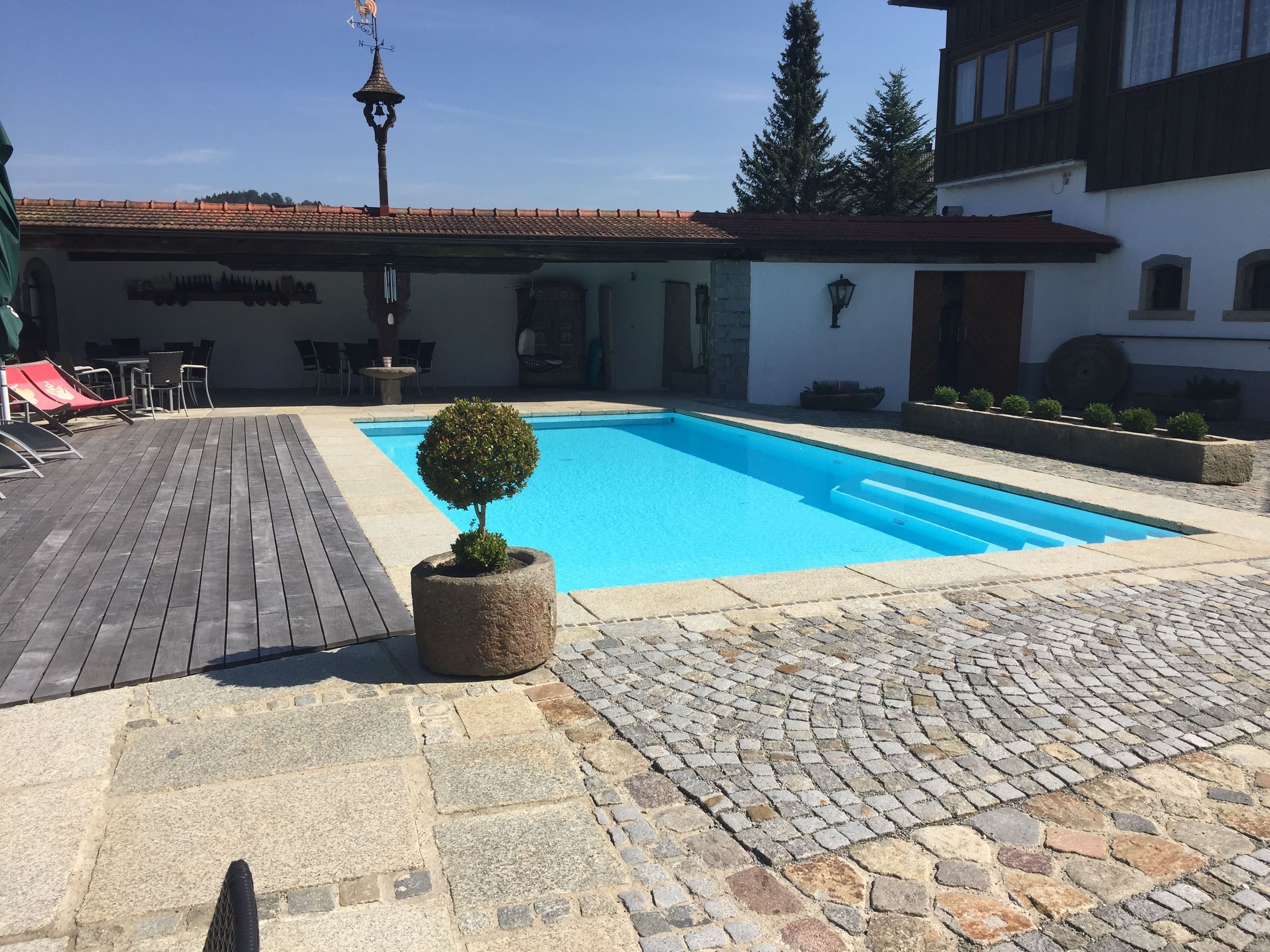 حمّام سباحة خارجي موسمي، مظلات على حمّام السباحة، مقاعد للتشمس