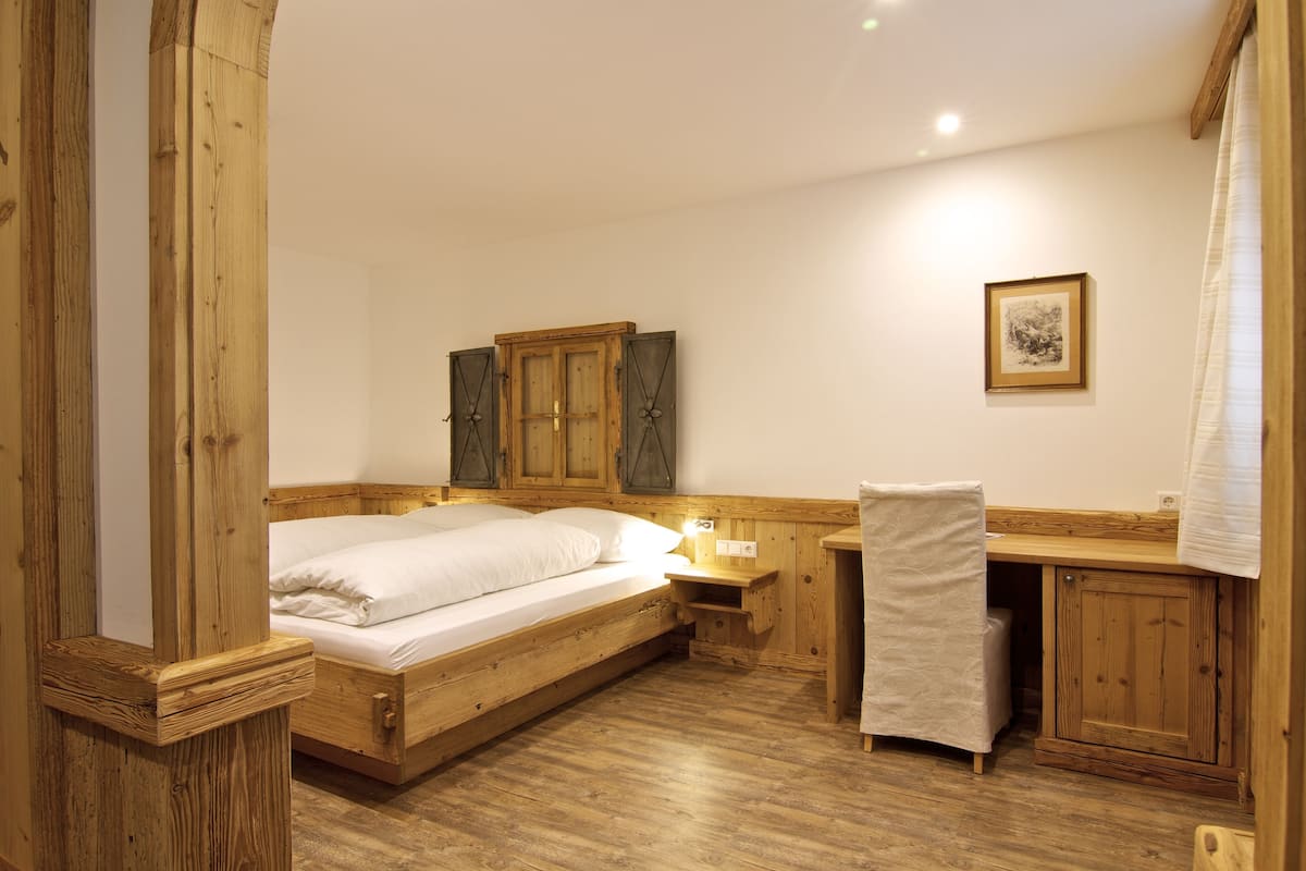 Basic Double Room, 1 King Bed, Non Smoking | Hypo-allergenic bedding, desk, blackout drapes, free WiFi