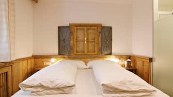 Hypo-allergenic bedding, desk, blackout curtains, free WiFi